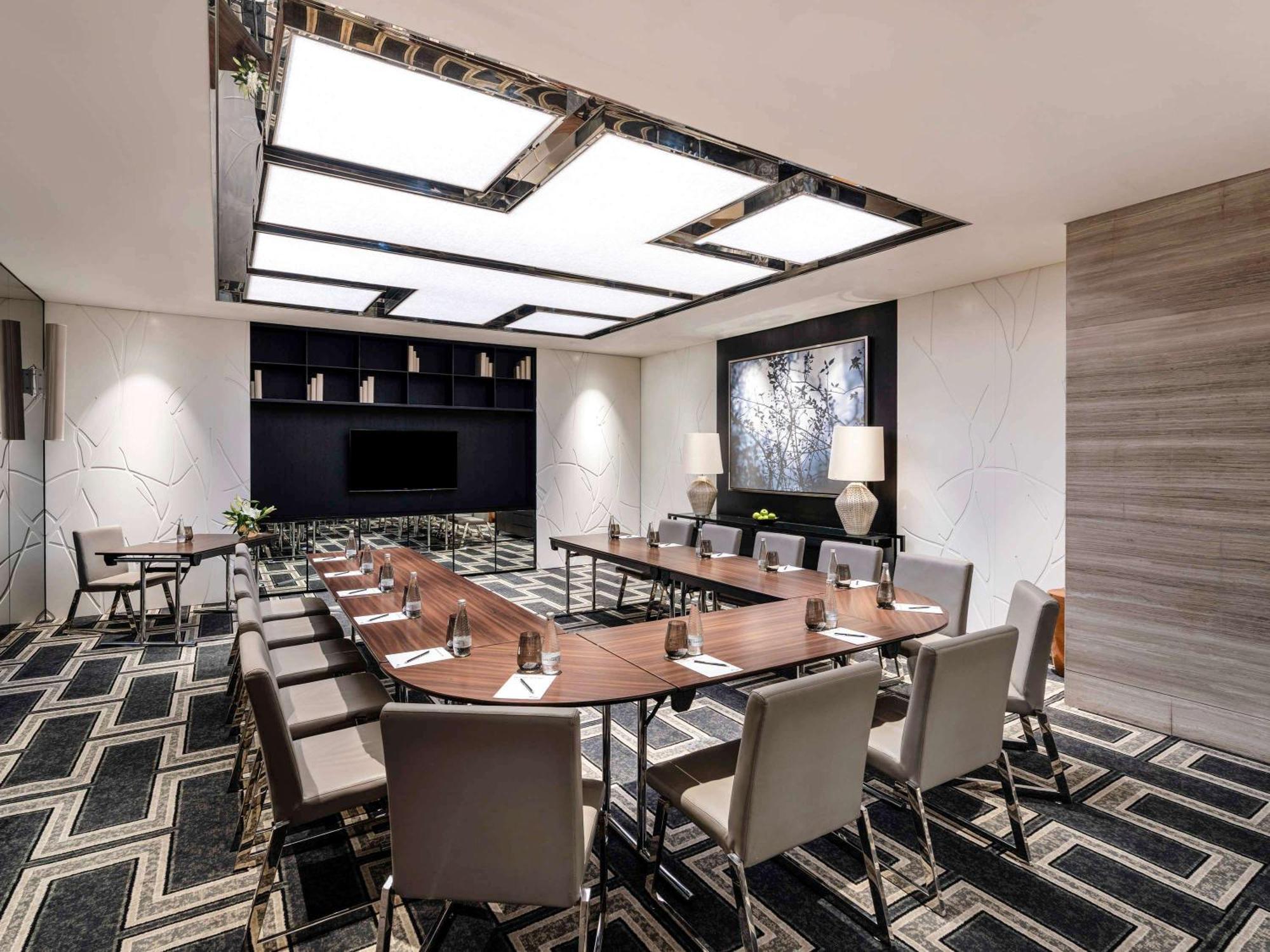 Готель Pullman Downtown 5*